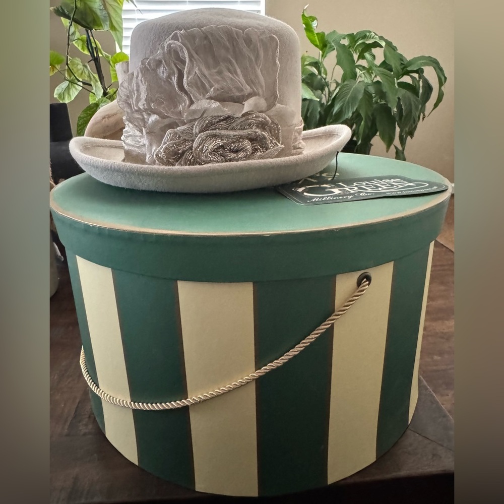 EUC Louise Green crean elegant hat with hat box. - Picture 14 of 16